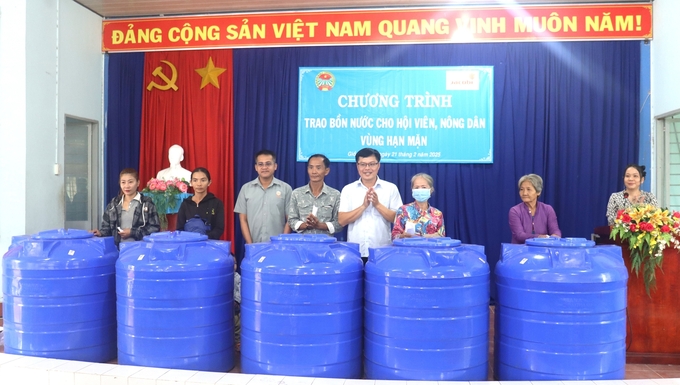 Trao bồn nước cho hội viên, nông dân nghèo, khó khăn trên địa bàn xã Thuận Điền. Ảnh: Huỳnh Lê.