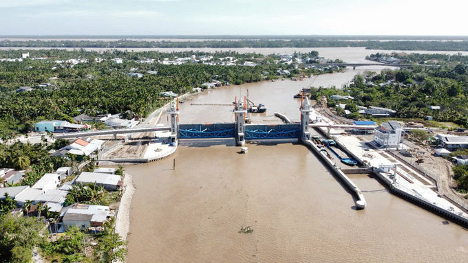 The Rach Mop sluice gate project is expected to be officially operational in April 2025, with the aim of assisting Soc Trang Province in responding to saltwater intrusion. Photo: Kim Anh.