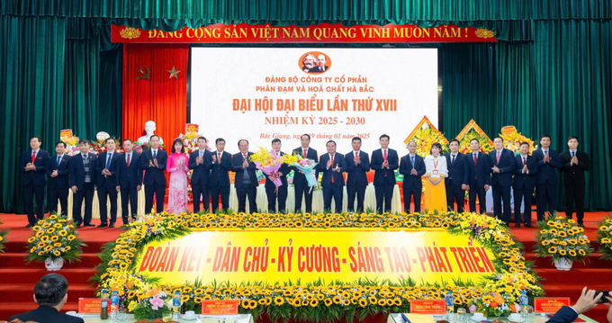 Lãnh đạo Tập đoàn Hóa chất Việt Nam và tỉnh Bắc Giang chúc mừng Ban chấp hành Đảng bộ Công ty CP Phân đạm và Hóa chất Hà Bắc nhiệm kỳ 2025 - 2030.