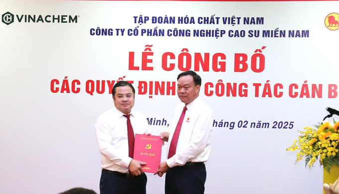 Ông Phùng Quang Hiệp, Chủ tịch Hội đồng thành viên Tập đoàn Hóa chất Việt Nam trao quyết định bổ nhiệm ông Nguyễn Đình Khoát giữ chức Bí thư Đảng ủy, Tổng Giám đốc Công ty CP Công nghiệp Cao su Miền Nam (Casumina).