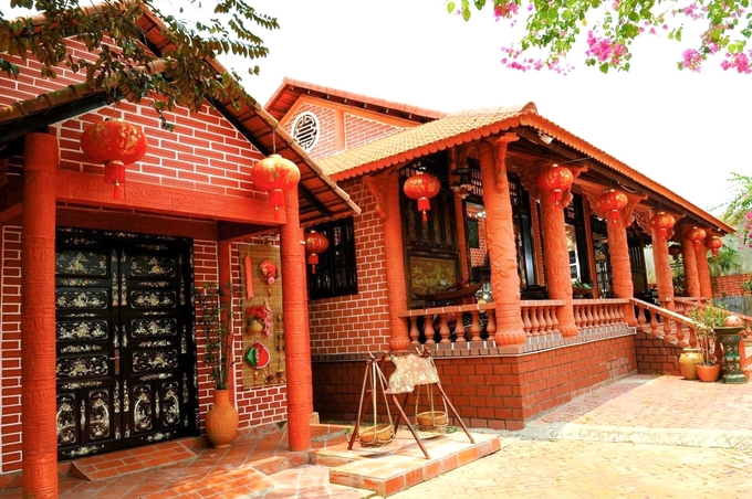 Architectural area in Tu Buoi Pottery Village was built in 80% of red brick. Photo: Kim Anh.