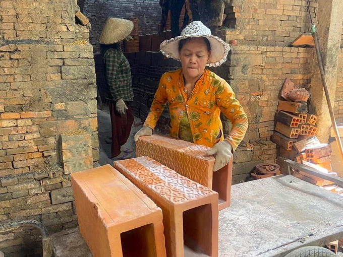 Thanks to the close connection between production facilities, the red ceramic industry in Vinh Long has enough large production capacity to meet orders from domestic and foreign markets. Photo: Kim Anh.