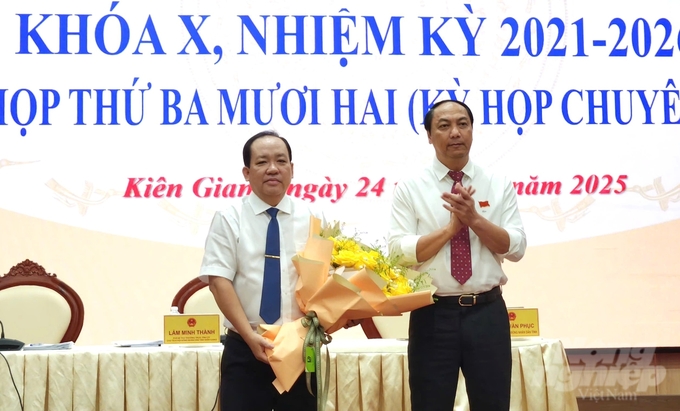 Chủ tịch HĐND tỉnh Kiên Giang Lâm Minh Thành tặng hoa chúc mừng ông Nguyễn Thanh Phong (bên trái) được bầu giữ chức Phó Chủ tịch UBND tỉnh Kiên Giang. Ảnh: Trung Chánh.