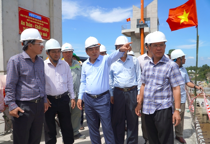 Deputy Minister Nguyen Hoang Hiep inspecting the temporary operation of the Rach Mop sluice gate in Soc Trang Province. Photo: Kim Anh.