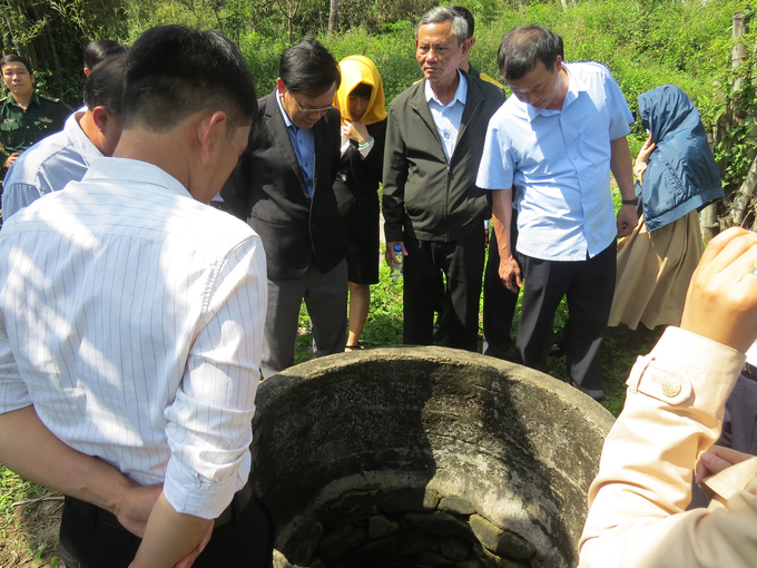 Du khách tham quan giếng Chăm ở làng Gò Cỏ.