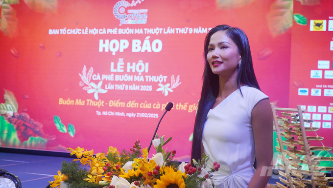 Miss H'Hen Nie shared at the press conference. Photo: Nguyen Thuy.