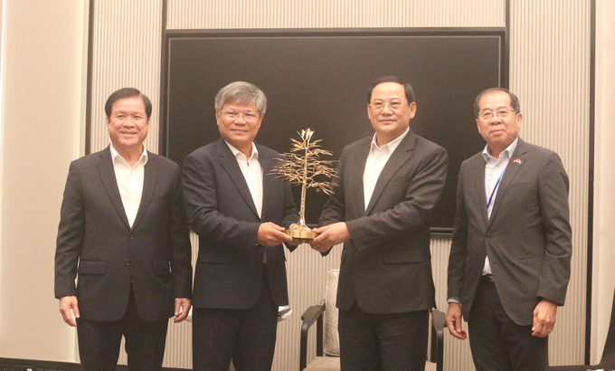 VRG's leaders presented a souvenir gift to Mr. Sonexay Siphandone, the Prime Minister of the Lao People's Democratic Republic.