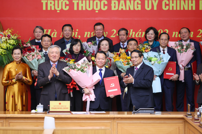 Prime Minister Pham Minh Chinh handed over the Decision to introduce the Party Committee of the Ministry of Agriculture and Environment on February 24. Photo: VGP.