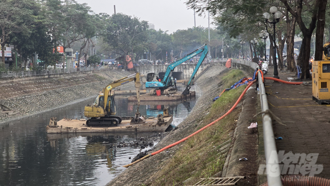 4 máy xúc làm nhiệm vụ nạo vét sông Tô Lịch tại điểm giao đường Nguyễn Cảnh Hoàn - Hoàng Quốc Việt. Ảnh: K.Trung.