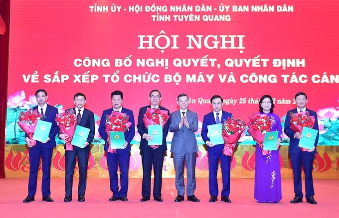 Lãnh đạo tỉnh Tuyên Quang trao quyết định và tặng hoa cho ban lãnh đạo Sở Nông nghiệp và Môi trường. Ảnh: Tư liệu.