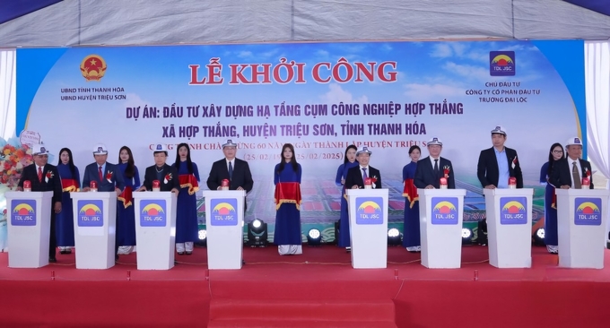 Các đại biểu thực hiện nghi thức khởi công dự án Cụm công nghiệp Hợp Thắng. Ảnh: BTH.