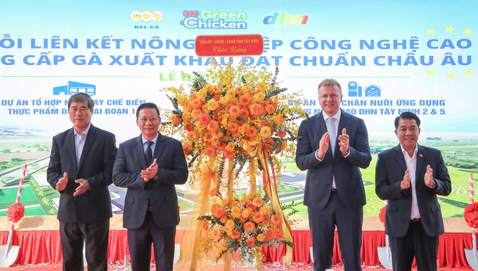 Chairman of Tay Ninh Provincial People's Committee Nguyen Thanh Ngoc presented flowers to congratulate the investor.