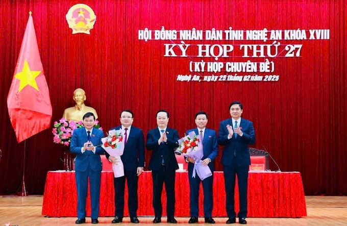 Ông Phùng Thành Vinh (thứ hai từ trái qua) và ông Hoàng Phú Hiền (thứ 2 từ phải qua) được bầu chức danh Phó Chủ tịch UBND tỉnh Nghệ An nhiệm kỳ 2021 - 2026. Ảnh: THNA.