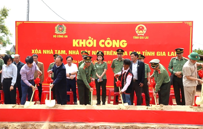 Bộ Công an và tỉnh Gia Lai tổ chức Lễ khởi công trao tặng nhà mẫu và bàn giao kinh phí hỗ trợ chương trình xóa nhà tạm, nhà dột nát. Ảnh: Tuấn Anh.