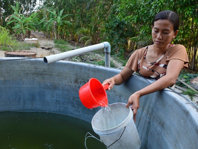 Người dân tỉnh Cà Mau tận dụng nguồn nước sạch dự trữ để sử dụng trong mùa hạn mặn. Ảnh: Kim Anh.