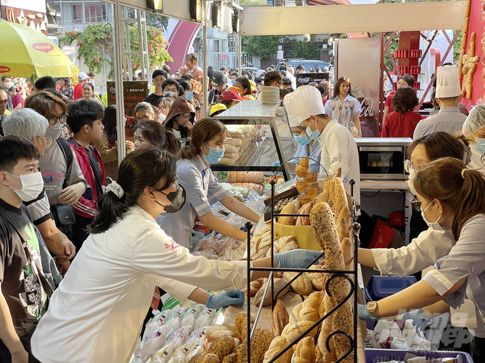 Lễ hội Bánh mì Việt Nam do Hiệp hội Du lịch TP.HCM tổ chức nhận được sự quan tâm của người dân thành phố cũng như du khách. Ảnh: Nguyễn Thủy.