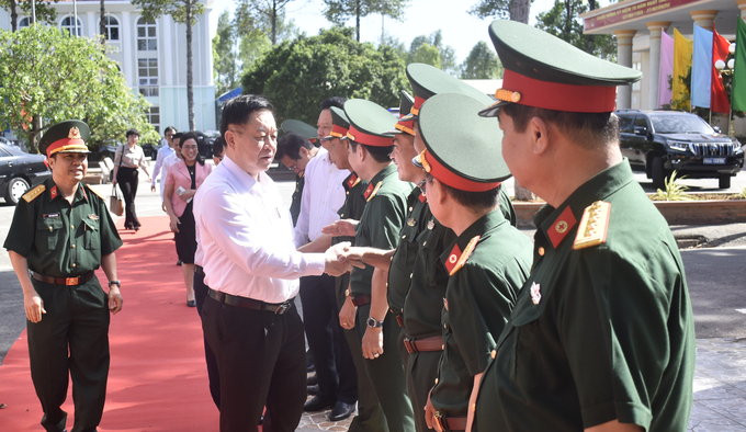 Ông Nguyễn Trọng Nghĩa thăm, chúc mừng cán bộ, chiến sỹ Bệnh viện Quân y 120 nhân Ngày Thầy thuốc Việt Nam. Ảnh: Minh Đảm.