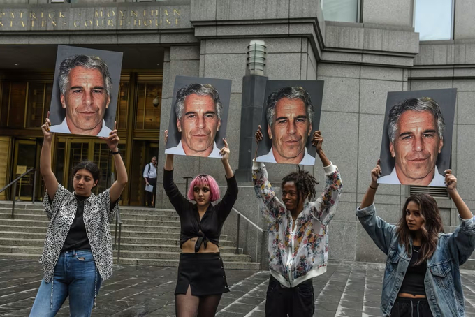 Những người biểu tình mang ảnh của tỷ phú Jeffrey Epstein trước tòa án liên bang hồi tháng 7/2019 tại thành phố New York. Ảnh: Getty.