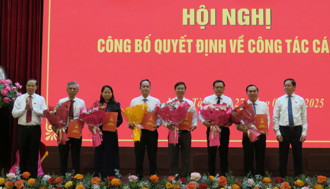 Ông Nguyễn Văn Đa (thứ 2 từ phải qua) và 5 Phó Giám đốc Sở Nông nghiệp và Môi trường vừa được bổ nhiệm.