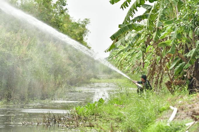 Dù mực nước dưới chân rừng vẫn còn, nhưng với tinh thần chủ động, cảnh giác cao, lực lượng quản lý vẫn thường xuyên vận hành phương tiện nhằm chủ động trong mọi tình huống. Ảnh: Trọng Linh.