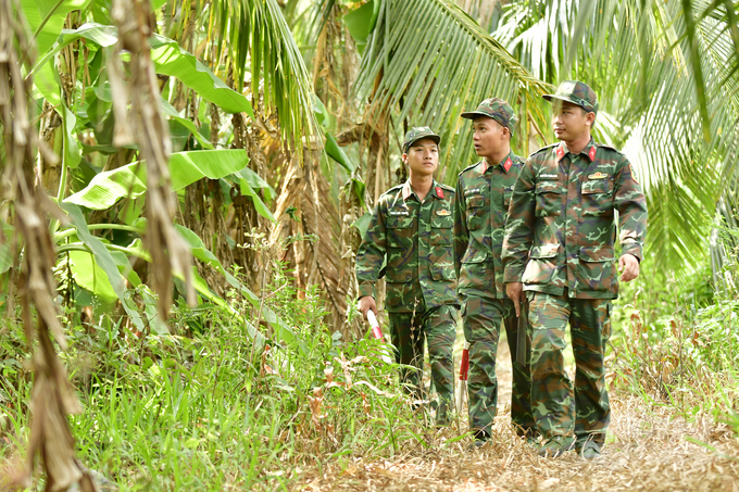 Lực lượng quân đội tăng cường tuần tra quanh khu vực đất rừng do đơn vị quản lý. Ảnh: Trọng Linh.