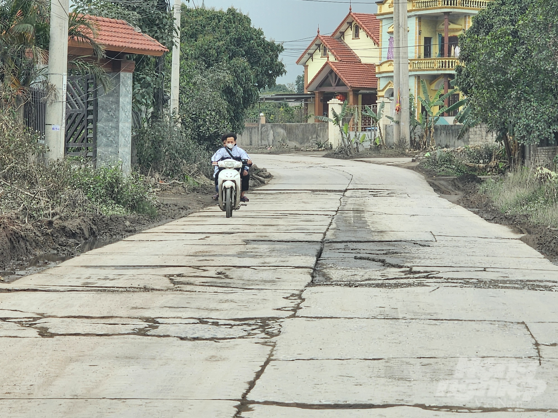 Người dân hai phường Bình Khê, Mạo Khê (TP Đông Triều, tỉnh Quảng Ninh) cho biết tình trạng này kéo dài gần một năm nay, ảnh hưởng rất lớn tới sinh hoạt, đời sống của cả trăm hộ dân. Ảnh: Cường Vũ.