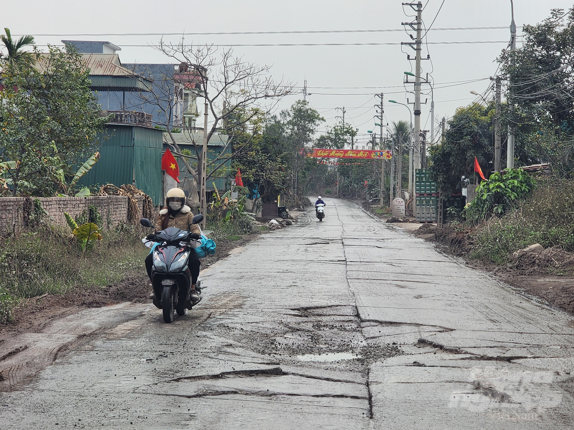 'Đường khô thì bụi, họ phun nước rửa đường thì ướt làm bùn đất bắn lên người đi đường', bà Hòa, người dân địa phương than thở và chốt lại rằng 'kiểu gì cũng khổ!'. Ảnh: Cường Vũ.