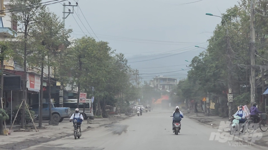 Bụi bặm bắt đầu từ ngã ba Quốc lộ 18, khu Vĩnh Sinh, phường Mạo Khê, TP Đông Triều. Ảnh: Cường Vũ.