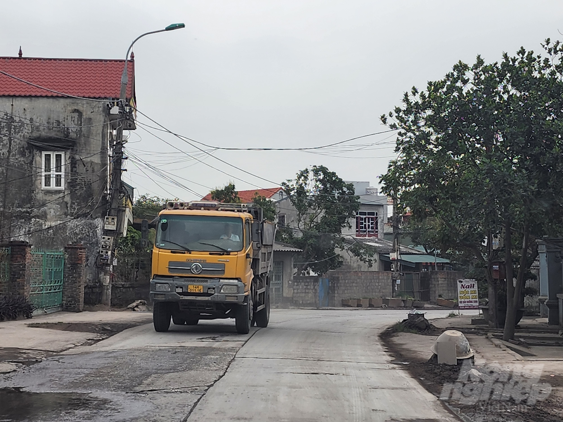 Bên cạnh đó cần có lực lượng kiểm tra, giám sát, ghi từng số xe ra vào, nếu xe nào có biểu hiện quá tải, bụi bặm gây ô nhiễm xử lý ngay. Ảnh: Cường Vũ.