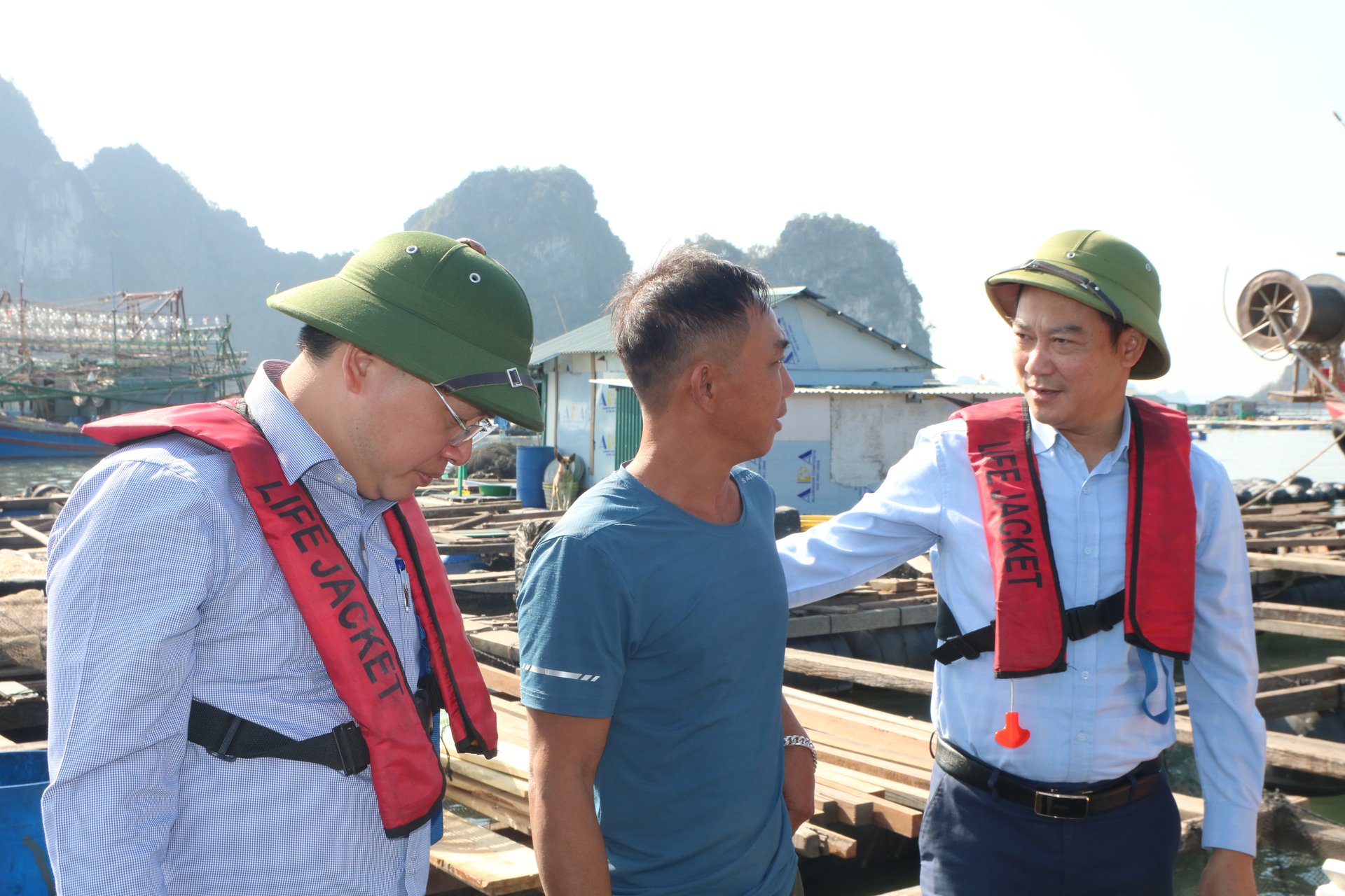 Lãnh đạo Sở Nông nghiệp và Môi trường Quảng Ninh tuyên truyền ngư dân về chống khai thác thủy sản bất hợp pháp. Ảnh: Nguyễn Thành.