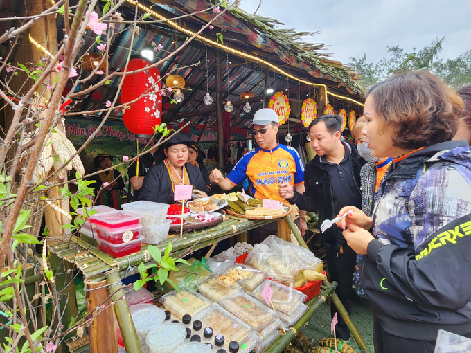 Rất nhiều các gian hàng trưng bày sản phẩm địa phương được người dân và du khách tham quan, mua sắm.