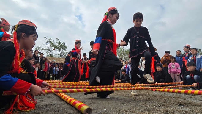 Các trò chơi dân gian thu hút đông người dân và du khách tham gia, tạo không khí vui tươi, rộn ràng trong ngày Hội làng.