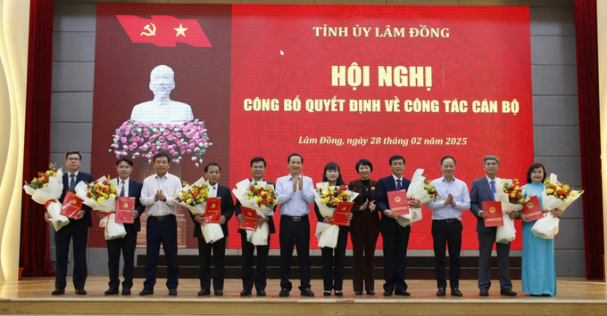 Lãnh đạo tỉnh Lâm Đồng trao quyết định điều động, bổ nhiệm tại hội nghị. Ảnh: TL.