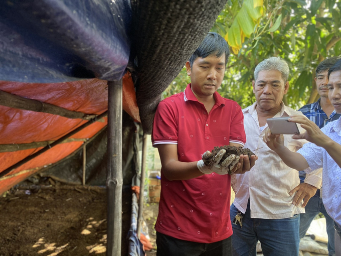 Anh Vương giới thiệu với khách tham quan mô hình nuôi trùn quế. 