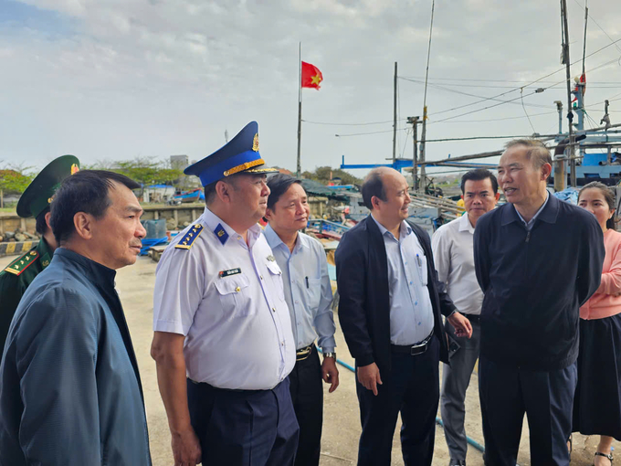 The Ministry of Agriculture and Rural Development’s working delegation inspects the efforts to combat IUU fishing in Phu Yen. Photo: KS.