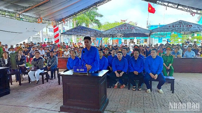 Defendant Truong Van Sang (standing) received the heaviest sentence for the charge of 'Disrupting the operation of electronic devices'. Photo: People's Newspaper.