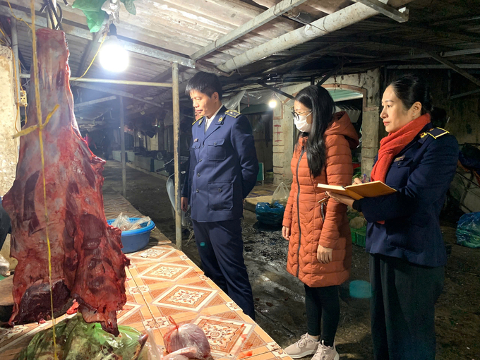 Local authorities have strengthened their control over local slaughterhouses to prevent the spread of the disease. Photo: Thanh Nga.