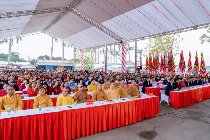 Chư tôn, đức tăng, đại biểu chính quyền và du khách thập phương tham dự. Ảnh: Hữu Tình.