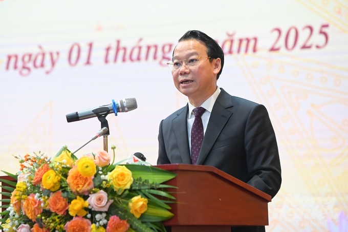 Minister Do Duc Duy highly appreciates the spirit of sacrificing personal interests and prioritizing the greater good demonstrated by the collective officials, employees, and workers. Photo: Tung Dinh.