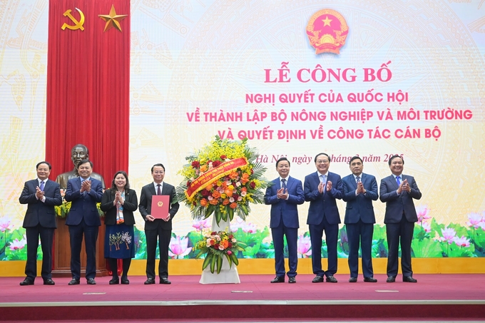 Deputy Prime Minister Tran Hong Ha congratulates the leadership of the Ministry of Agriculture and Environment. Photo: Tung Dinh. 