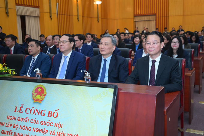 Chủ nhiệm Ủy ban Khoa học, Công nghệ và Môi trường của Quốc hội Lê Quang Huy (thứ 2 từ phải qua) tham dự buổi lễ. Ảnh: Tùng Đinh.