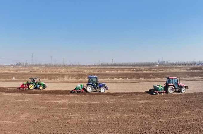 An aerial drone photo taken on Feb 18, 2025 shows a seeder equipped with the Beidou Navigation Satellite System sowing in a field during the day of yu shui (Rain Water), the second of the 24 solar terms in the Chinese calendar, in Shuangkou town, Beichen district, North China's Tianjin municipality. Photo: Xinhua