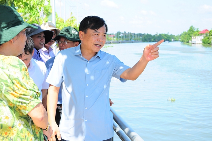 Thứ trưởng Nguyễn Hoàng Hiệp kiểm tra tình hình hạn mặn tại Thành phố Cần Thơ. Ảnh: Kim Anh.