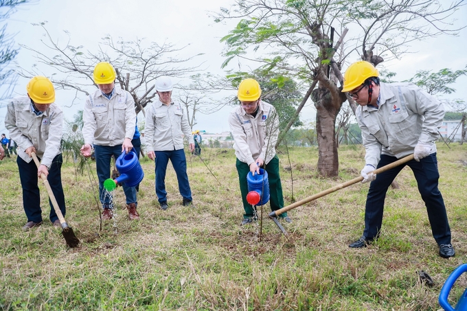 Tổng Giám đốc BSR Nguyễn Việt Thắng (ngoài cùng bên phải) cùng Ban lãnh đạo BSR tham gia chương trình trồng cây nhân kỷ niệm 16 năm ngày xuất bán dòng sản phẩm thương mại đầu tiên của NMLD Dung Quất.