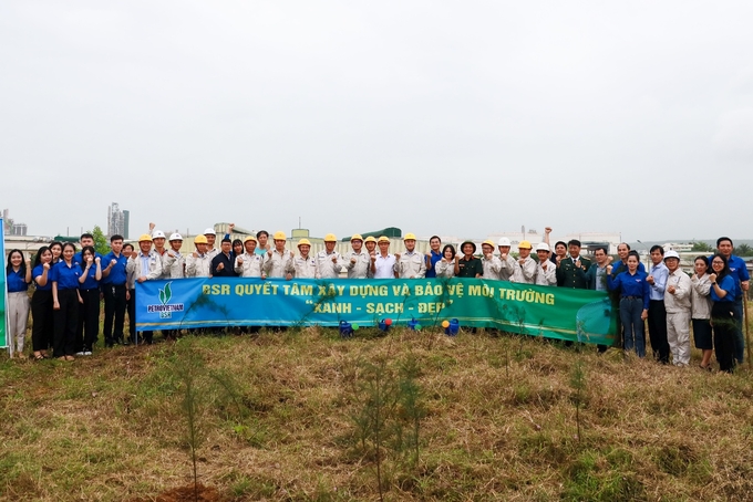 Đông đảo CBCNV Công ty hào hứng tham gia chương trình trồng cây đầu xuân.