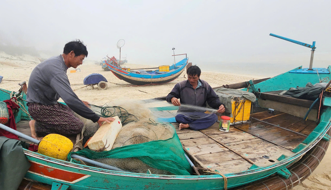 Ngư dân Hải Ninh chuẩn bị lưới cho chuyến biển. Ảnh: T. Đức.