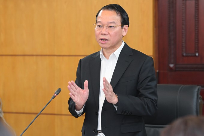 Minister Do Duc Duy directed that it is essential to clarify why Vietnam's rice export price deeply fell compared to other countries. Photo: Tung Dinh.