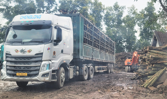 Ngoài ra, xe chở nguyên liệu quá khổ, quá tải thường xuyên lưu thông cũng khiến hạ tầng giao thông xuống cấp. Ảnh: Hưng Phúc.