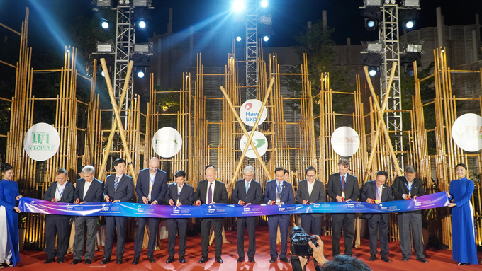 Participants cutting the ribbon to inaugurate HawaExpo 2025. Photo: Nguyen Thuy.