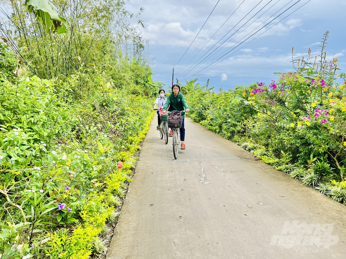 Tuyến lộ giao thông nông thôn tại xã Vĩnh Hưng A. Ảnh: Trọng Linh.